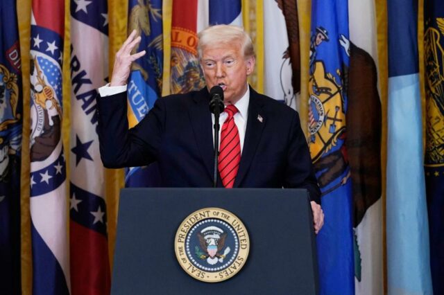 O juiz faz uma pausa para a enorme agência federal reduzindo pelo governo de Trump




