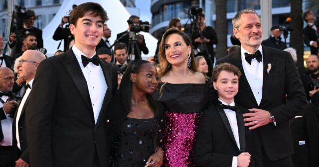 Mariska Hargitay e Peter Hermann atingiram a linha de piquetes