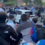 Os tiros assustadores capturaram o momento em que o carro se mexia em fãs de peças de futebol do lado de fora do estádio em Barcelona