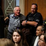 O co -fundador Ben e Jerry Ben Cohen foi preso e acompanhado ao ouvir o Senado por quebrar o interrogatório