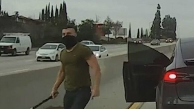 O motorista de um Tesla da Califórnia que é notório por sua raiva na estrada foi preso no Havaí.




