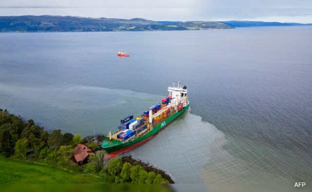 O navio cai no jardim norueguês, interrompe as pernas que não são quarto

