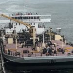 Um trabalhador luta pela vida e o outro é salvo do rio Hudson após uma explosão em um barco