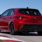 O novo Toyota tem 1,6 motores e desaparece no escuro. Os japoneses não podem monitorar a produção
