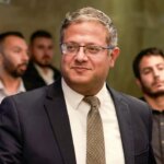 O oficial impopular israelense alega que seu país poderia aprender com as armas das leis da América