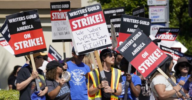 O presidente da WGA afirma que o atacante acusado foi disciplinado de maneira "defeituosa" e "inadequada".



