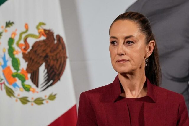 O presidente do México diz que ela rejeita o plano de Trump de nos enviar tropas através da fronteira



