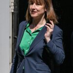 Rachel Reeves está se preparando para desenterrar suas rígidas regras fiscais para proteger a credibilidade econômica do governo, as fontes mais altas de trabalho avisadas