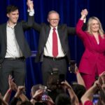 O primeiro -ministro australiano Anthony Albanese comemora a vitória no segundo termo de três anos