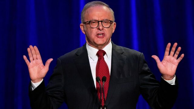 O primeiro -ministro australiano Anthony Albanese é eleito para o segundo termo de três anos



