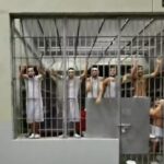 O primeiro vídeo da prisão de Salvador mostra deportado Gangsteri "Tren de Aragua", que grita de dor