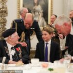 O futuro soberano (11 anos) juntou -se a William e sua mãe princesa de Gales, juntamente com o rei e a rainha e outros membros da família real para se encontrar com um veterano em uma festa do chá em Buckingham Palace