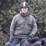 O duque de York (65 anos) foi visto enquanto reflete a bordo da montanha enquanto caminhava pela área da casa de Berkshire.