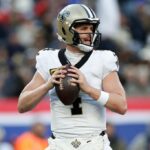 O quarterback do Saints, Derek Carr, se aposentou devido a uma condição degenerativa do ombro.