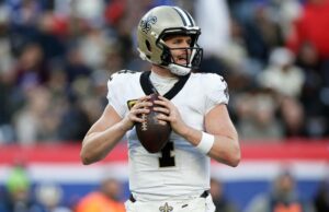 O quarterback do Saints, Derek Carr, se aposentou devido a uma condição degenerativa do ombro. O quarterback do Saints, Derek Carr, se aposentou devido a uma condição degenerativa do ombro.