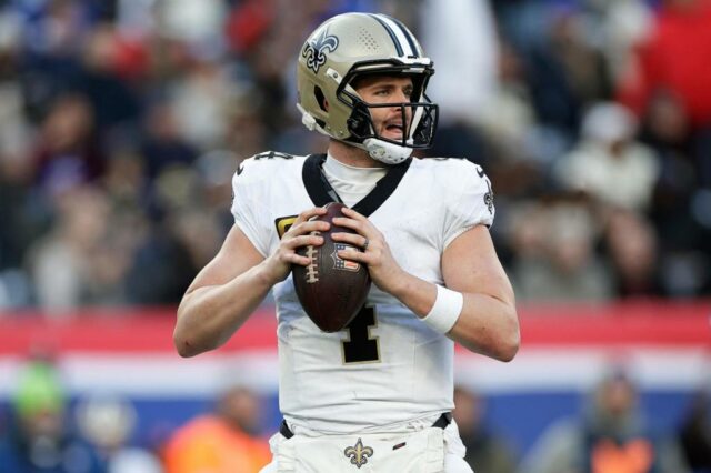 O quarterback do Saints, Derek Carr, se aposentou devido a uma condição degenerativa do ombro.



