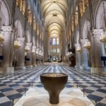 O altar e o coração, projetados pelo artista e designer francês Guillaume Bardet como presidente francês Emmanuel Macron, visita os interiores reformados da Catedral de Notre-Dame de Paris, sexta-feira, 29 de novembro de 2024 em Paris. (Christophe Petit Tesson/Pool by AP)