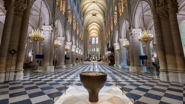 O que é agora na Catedral de Notre-Dame de Paris O altar e o coração, projetados pelo artista e designer francês Guillaume Bardet como presidente francês Emmanuel Macron, visita os interiores reformados da Catedral de Notre-Dame de Paris, sexta-feira, 29 de novembro de 2024 em Paris. (Christophe Petit Tesson/Pool by AP)