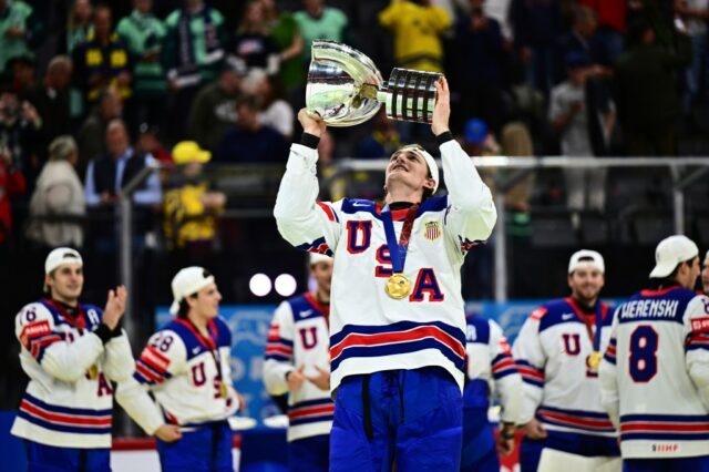 O treinador principal do Ryan Warsofsky, os traseiros centrais, trabalha atrás do banco durante o Grupo B entre os Estados Unidos e a Dinamarca na Copa do Mundo em Hóquei, na sexta -feira, 9 de maio de 2025, em Herning, Dinamarca. (Bo amstrup/ritzau scanpix via AP)