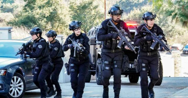 Quais programas de televisão foram cancelados várias vezes antes da decisão permanecer da SWAT no 7th Heaven