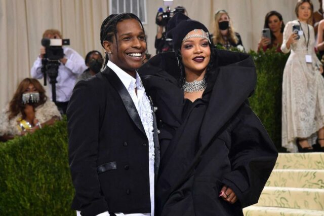 Esta foto de combinação mostra várias moda usadas pelo rapper A $ AP Rocky