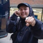 Liam O'Hanna apresentou uma foto na entrada traseira do clube 100 quando ele veio