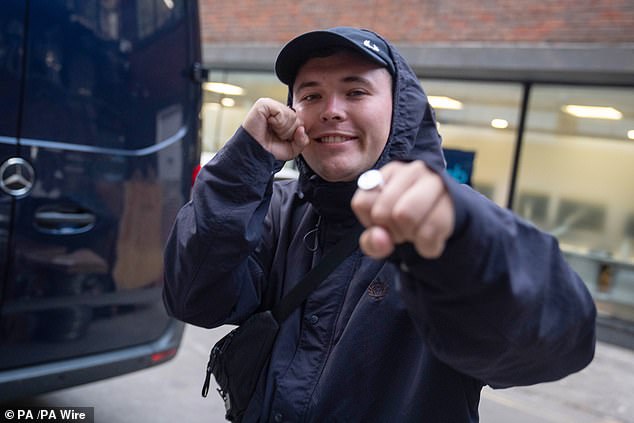 O rapper Kneecap apresenta um desempenho surpreendente anunciado pelo trio Liam O'Hanna apresentou uma foto na entrada traseira do clube 100 quando ele veio