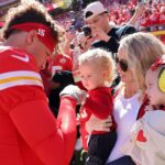 Brittany Mahomes Vestes Recém -nascidos no Macaco de Futebol