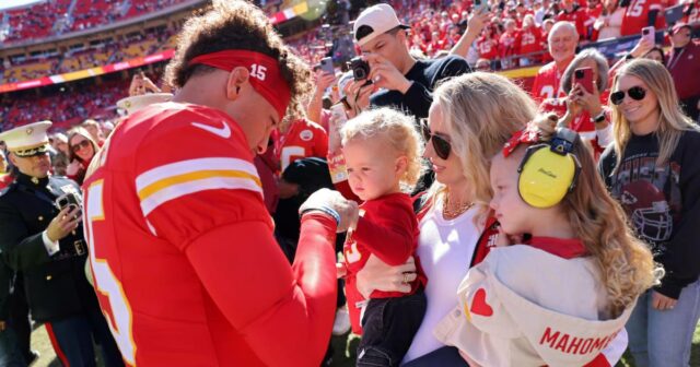 Brittany Mahomes Vestes Recém -nascidos no Macaco de Futebol