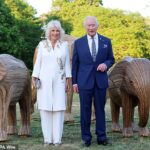 Charles e Queen Camilla estão na foto na terça -feira à noite, participando da noite em família de arte e proteção contra elefantes em Kew Gardens