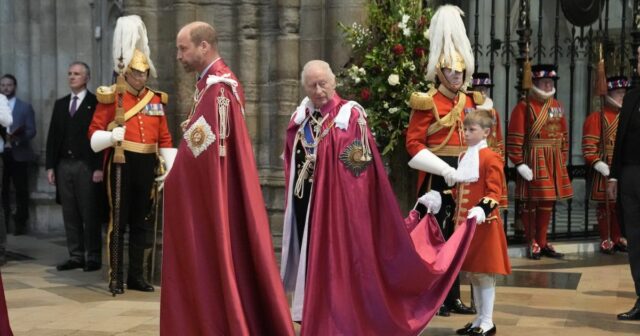 Como o príncipe William Príncipe Harry e Rey Charles recente