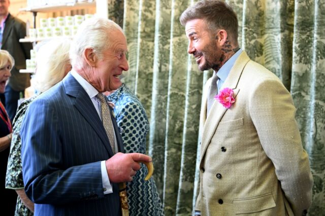 O ex -jogador de futebol inglês David Beckham (L) e a estilista Victoria Beckham (R) chegaram à cerimônia de casamento do príncipe britânico Harry, duque de Sussex e a atriz americana Meghan Markle em St. George, Windsor Castle, em Windsor, 19 de maio de 2018 (AFP) (AFP)