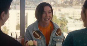 O segredo de Julianne Nicholson e, às vezes, a preparação 'obscena' para ser uma mãe de dança em 'hacks'.



