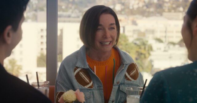 O segredo de Julianne Nicholson e, às vezes, a preparação 'obscena' para ser uma mãe de dança em 'hacks'.



