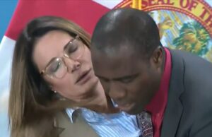 O senador da Flórida desmaia no palco durante a fala, shows de vídeo Senador-Faints-Kal-05-06-2025