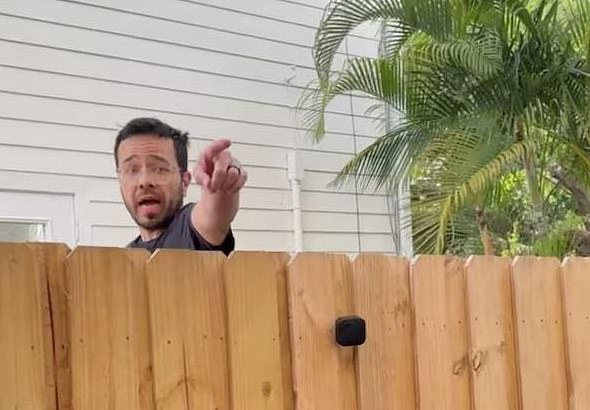 O texto educado para recusar a música leva a um 38 -Year -old Miguel Mora (foto), que libera música sob o nome Spottie Wifi, gastou quase US $ 1 milhão na casa do Mediterrâneo Brown nos novos subúrbios de Tampa linda linda linda