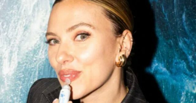 O tratamento dos lábios de Scarlett Johansson finalmente está em estoque

