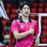 Durante a conferência PVL All-Filipine, o técnico do Akari Chargers, Taka Minowa.