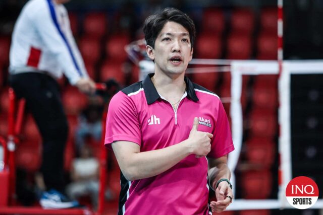 Durante a conferência PVL All-Filipine, o técnico do Akari Chargers, Taka Minowa. 