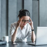 O uso da tecnologia no local de trabalho está aumentando. O relatório revela quem mais sofre e o que as empresas podem fazer