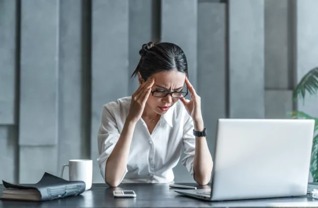 O uso da tecnologia no local de trabalho está aumentando. O relatório revela quem mais sofre e o que as empresas podem fazer



