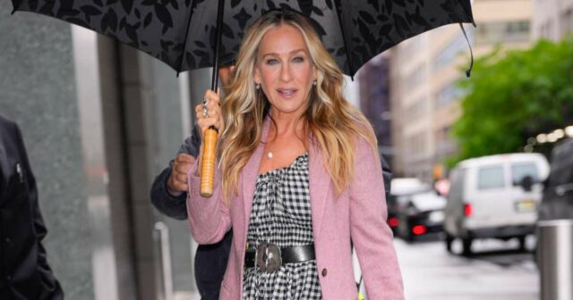 O vestido Gingham de Sarah Jessica Parker parece um verão: ela atinge por US $ 30

