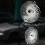 Oakland Man preso por posse de armas após assalto recente, homicídio e assassinato