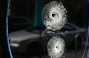 Oakland Man preso por posse de armas após assalto recente, homicídio e assassinato Oakland Man preso por posse de armas após assalto recente, homicídio e assassinato