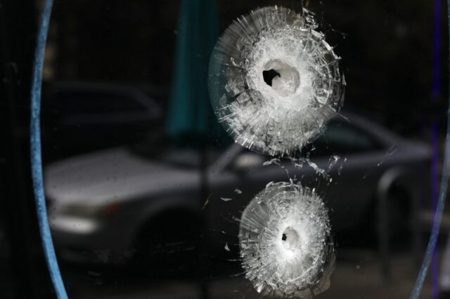 Oakland Man preso por posse de armas após assalto recente, homicídio e assassinato



