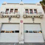 Oakland, Califórnia-24. Março: O bombeiro de Oakland fala com um homem no Corpo de Bombeiros de Oakland no. 4 Ao longo do International Boulevard, no 8º dia de ordem para ficar em casa em Oakland, Califórnia, na terça -feira, 24 de março de 2020 (Jane Tyska/Bay Area News Group)