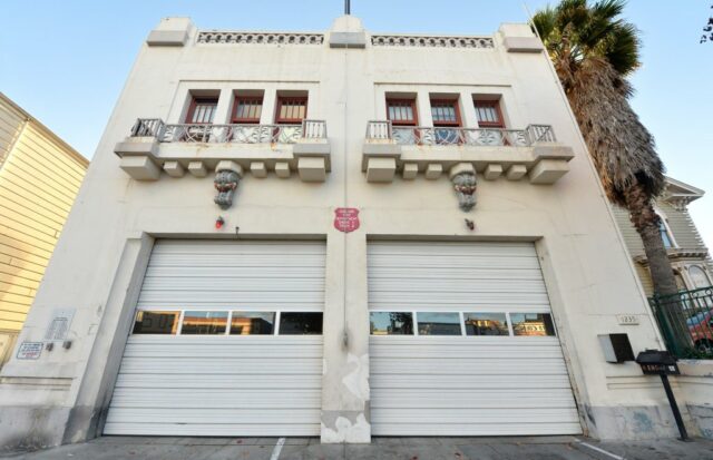 Oakland, Califórnia-24. Março: O bombeiro de Oakland fala com um homem no Corpo de Bombeiros de Oakland no. 4 Ao longo do International Boulevard, no 8º dia de ordem para ficar em casa em Oakland, Califórnia, na terça -feira, 24 de março de 2020 (Jane Tyska/Bay Area News Group)