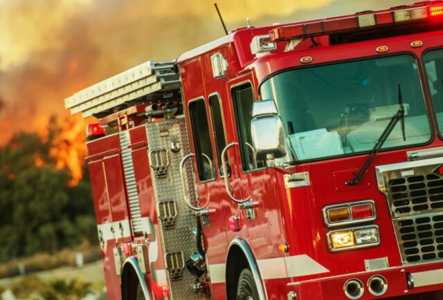 Oakley: os bombeiros respondem ao fogo da vegetação

