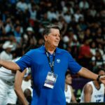 O técnico do Gilas Pilipinas, Tim Cone, eliminatória da Copa Asiática da FIBA ​​durante uma partida contra a Nova Zelândia.