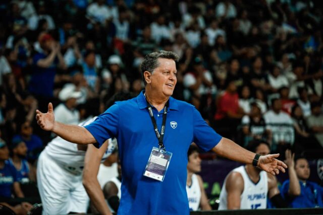 O técnico do Gilas Pilipinas, Tim Cone, eliminatória da Copa Asiática da FIBA ​​durante uma partida contra a Nova Zelândia.